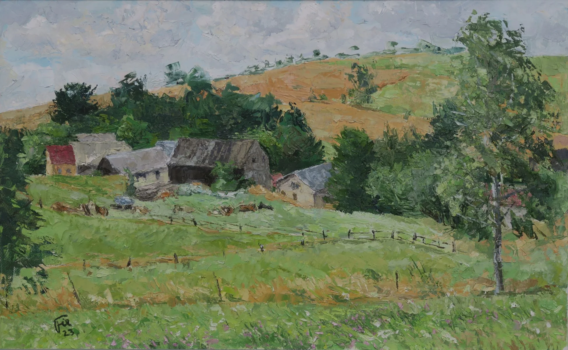 Gegenständliche Darstellung eines alten Bauernhofs zwischen grünen Bäumen und Feldern in hügeliger Landschaft