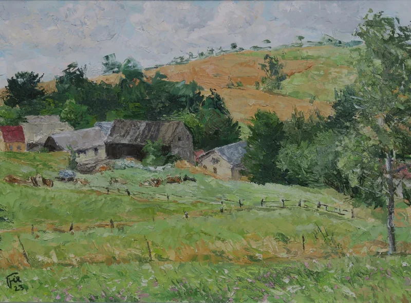 Gegenständliche Darstellung eines alten Bauernhofs zwischen grünen Bäumen und Feldern in hügeliger Landschaft