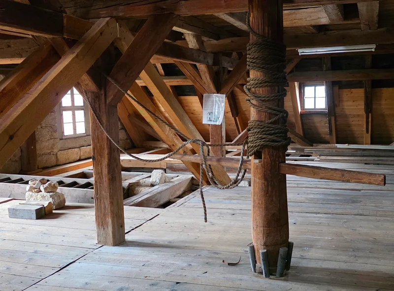 Historisches Lastenaufzugsgerät auf dem Dachboden des Neuen Zeughaues auf der Festung Königstein in Sachsen