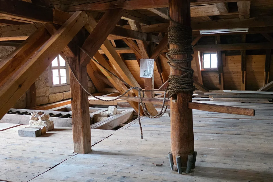 Handgöpel auf dem Dachboden des Neuen Zeughauses Historisches Lastenaufzugsgerät auf dem Dachboden des Neuen Zeughaues auf der Festung Königstein in Sachsen