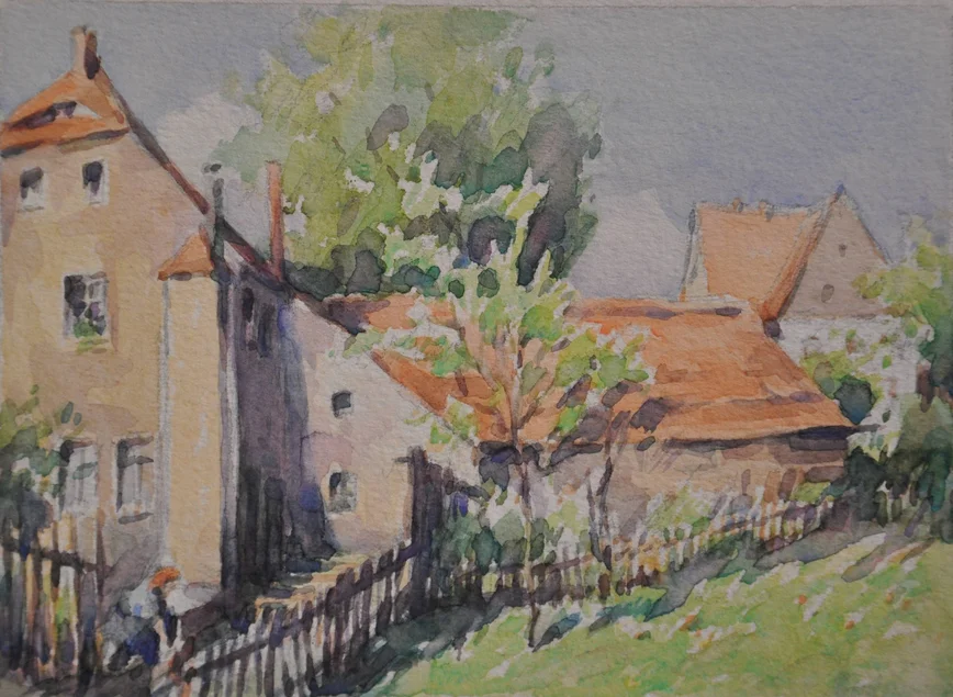 Frühlingshaftes Aquarell eines ländlichen Gebäudekomplexes mit spitzen roten Dächern, davor eine Wiese und ein Baum