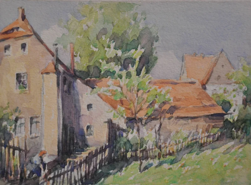 Frühlingshaftes Aquarell eines ländlichen Gebäudekomplexes mit spitzen roten Dächern, davor eine Wiese und ein Baum