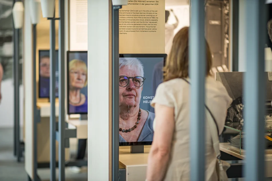 Ausstellung zur Haftarbeit mit Zeitzeugenberichten Teil der Ausstellung zum Thema Haftarbeit mit Videos von Zeitzeugenberichten