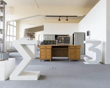 Blick in das Schaudepot Rechentechnik der Technischen Sammlungen Dresden