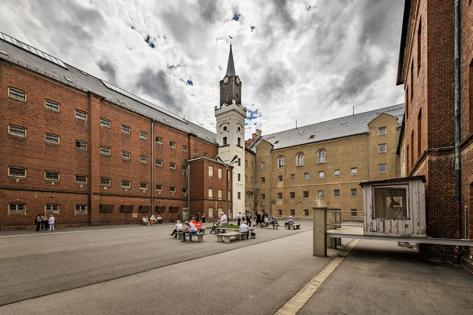 Innenhof des Kultur- und Gedenkortes Hoheneck Blick auf den Innenhof des Gefängnisses mit Südflügel, Westflügel und Gefängnisturm