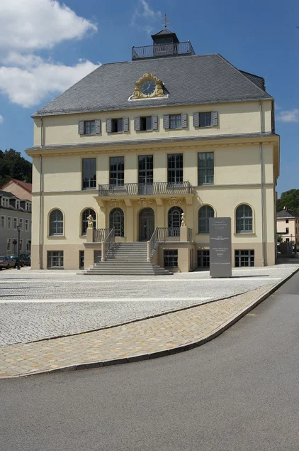 Vorderansicht mit Plaza