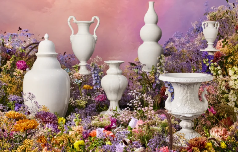 Collage, in der sechs weiße Porzellan-Objekte auf einem Wildblumen-Bett angeordnet sind