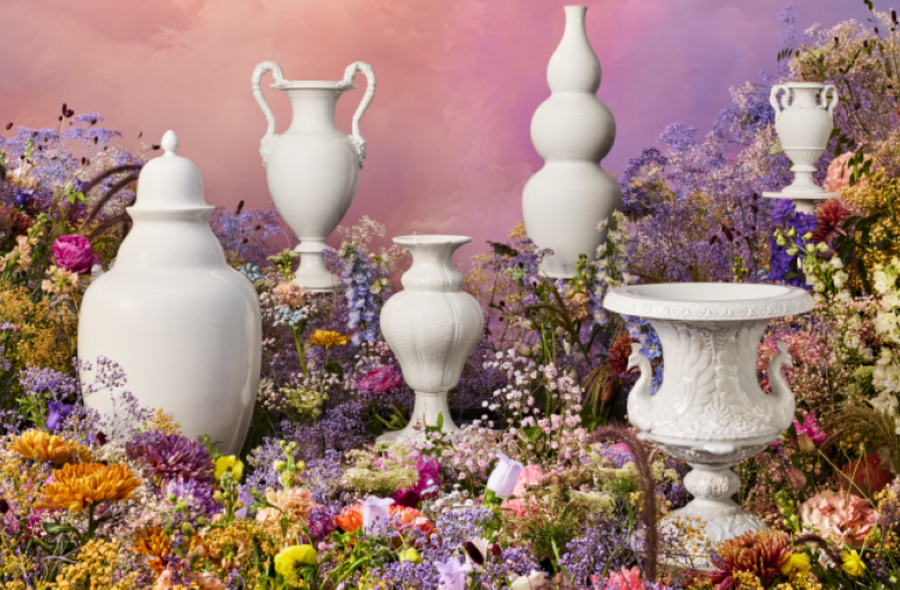 Collage, in der sechs weiße Porzellan-Objekte auf einem Wildblumen-Bett angeordnet sind