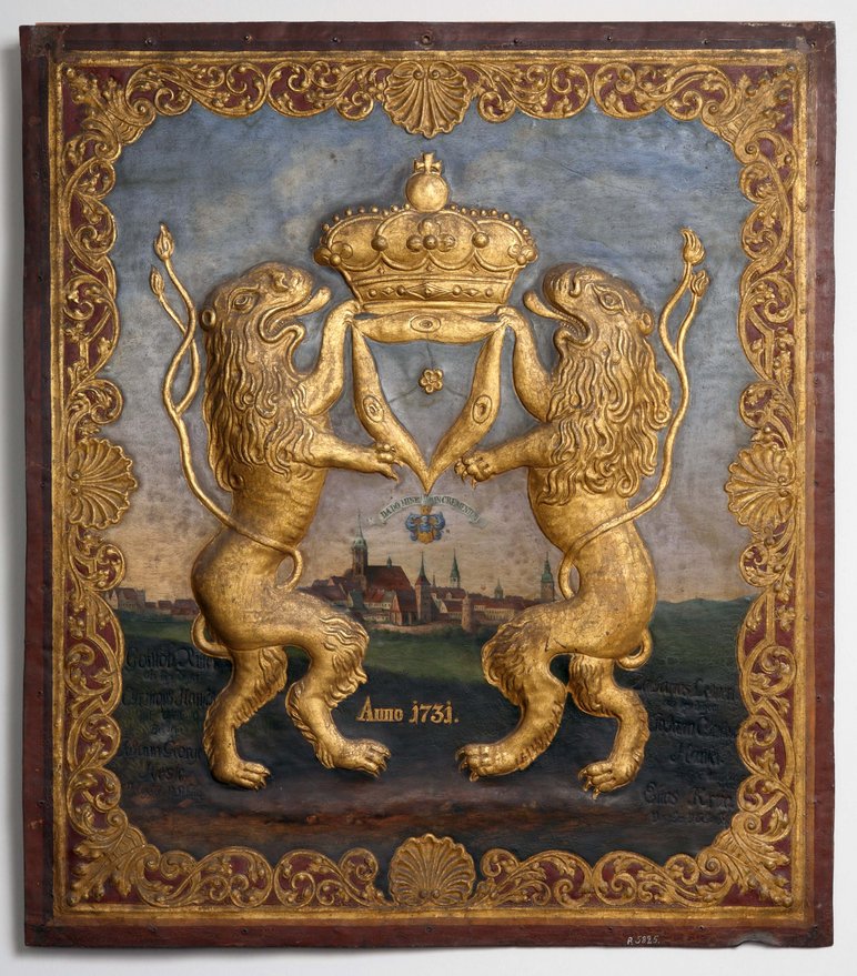 Schild mit zwei goldenen Löwen, die eine Krone tragen. Im Hintergrund die Stadt Bautzen.