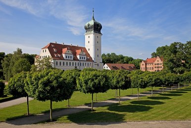 Barockschloss mit Park Sommerliche Ansicht eines weißen Schlosses mit prominentem Zwiebelturm in gepflegter Parkanlage