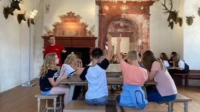 Schlossentdeckertour Ein Schulklasse im Workshopraum des Schlosses