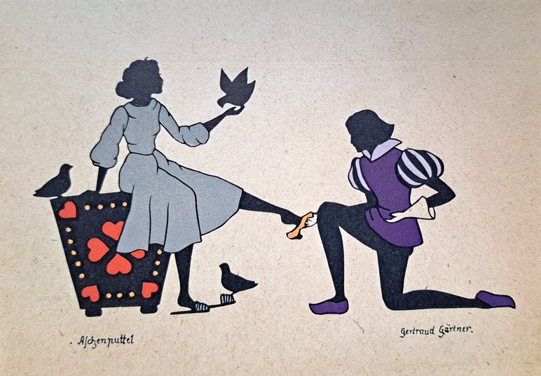 Historische Illustration, die einen knieenden Prinzen zeigt, der einer junge Frau einen Schuh anzieht. Die Frau sitzt auf einer mit Herzen verzierten Truhe, um sie herum sind drei Tauben. Darunter steht geschrieben: "Aschenputtel" sowie der Name der Illustratorin, Gertraud Gärtner.