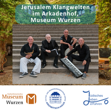 Einladung zur Veranstaltung Vier Musiker mittleren Alters sitzen auf einer von Bäumen umgebenen Außentreppe. Auf dem Foto stehen die Worte "Jerusalem Klangwelten im Arkadenhof, Museum Wurzen", darunter sind die Logos der Veranstaltungspartner angeordnet.