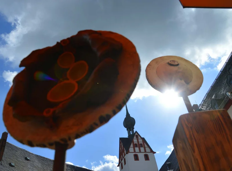 Bronzeskulptur, Pulverturm, Sonne und blauer Himmel