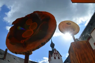 Bronzeskulptur, Pulverturm, Sonne und blauer Himmel