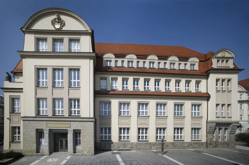 Großes, vierstöckiges Gründerzeitgebäude. Linksseitig herausstehend der Portal und Treppenhaus beherbergende Gebäudeteil.