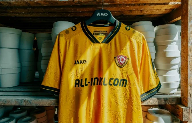 Gelbes Fußballspieler-Trikot des FC Dynamo Dresden, entstanden in Kooperation mit der Staatlichen Porzellan-Manufaktur Meißen