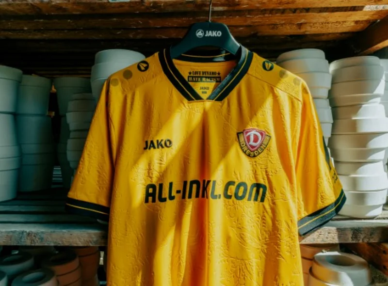 Gelbes Fußballspieler-Trikot des FC Dynamo Dresden, entstanden in Kooperation mit der Staatlichen Porzellan-Manufaktur Meißen