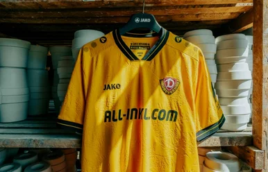 Gelbes Fußballspieler-Trikot des FC Dynamo Dresden, entstanden in Kooperation mit der Staatlichen Porzellan-Manufaktur Meißen