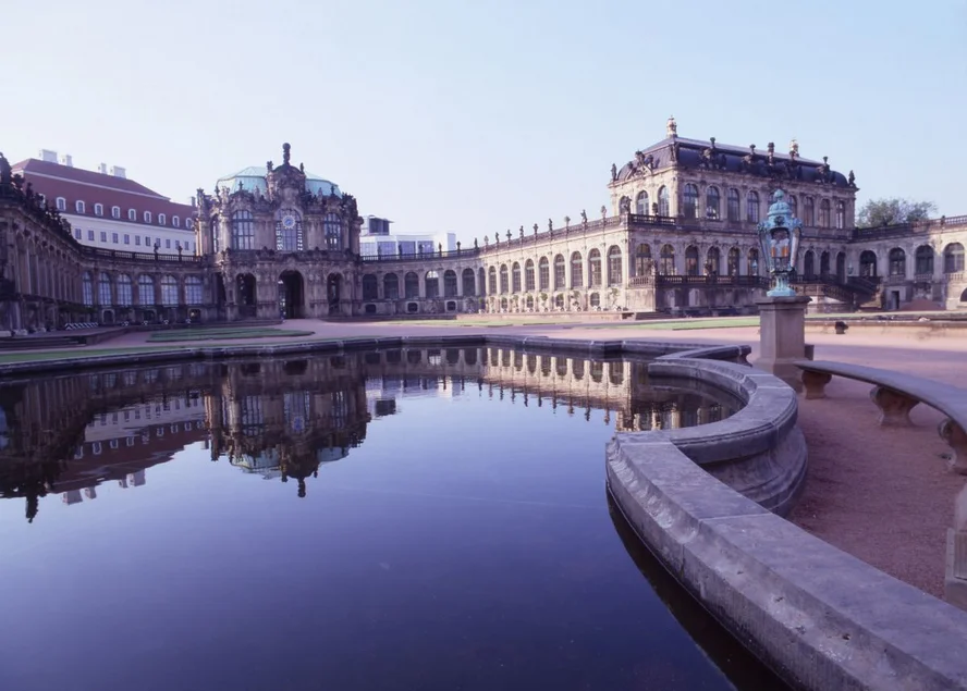 Dresdner Zwinger, Zwingerhof, Blick auf den Glockenspielpavillon, rechts Blick auf die Porzellansammlung