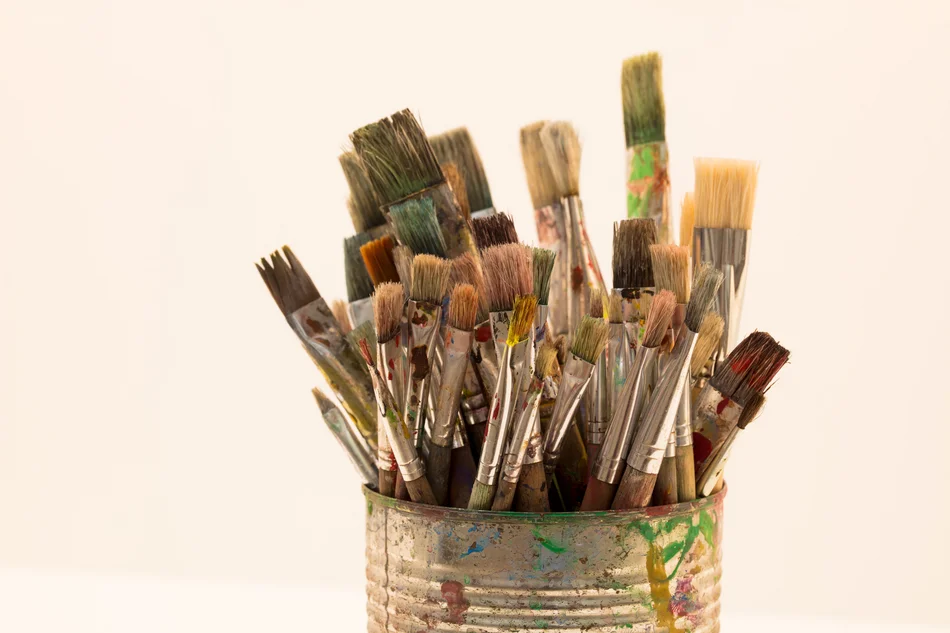 Vermittlungsangebot in der Gemäldegalerie Alte Meister Das Foto zeigt eine als Becher genutzte Blechdose mit einer Vielzahl bereits benutzter Pinsel in verschiedenen Stärken.