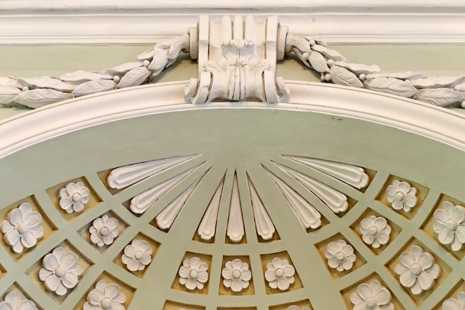 Stuckelement Stuckrosetten und Stuckornamente in Blassgrün, Gelb und Weiß