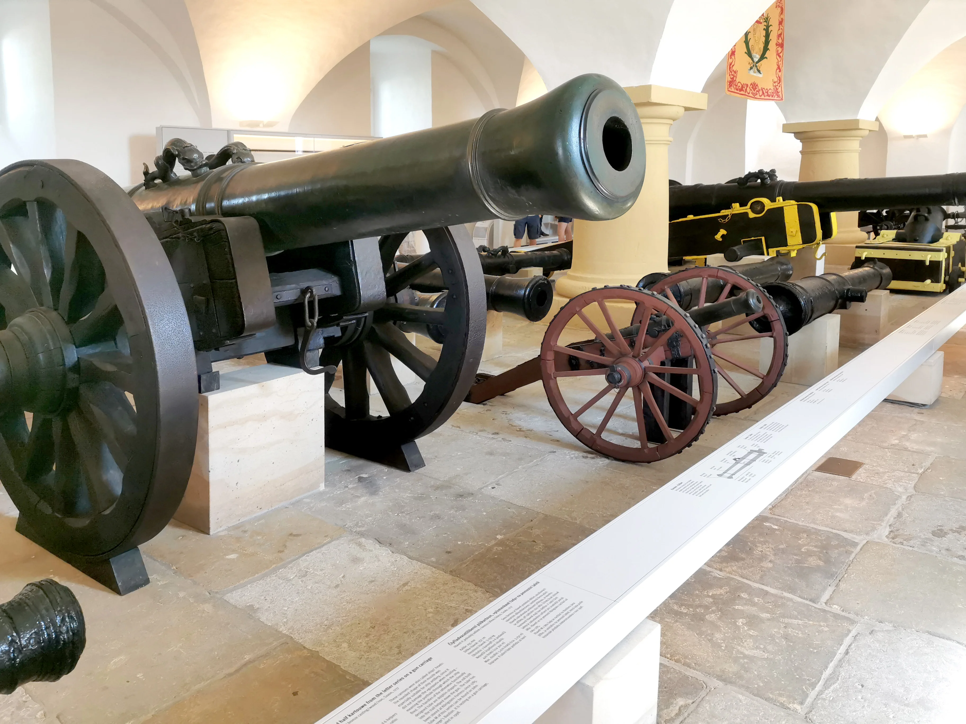 Große Festungskanone aus dem 18. Jahrhundert und weitere Geschütze im zentralen Ausstellungsbereich des Alten Zeughauses