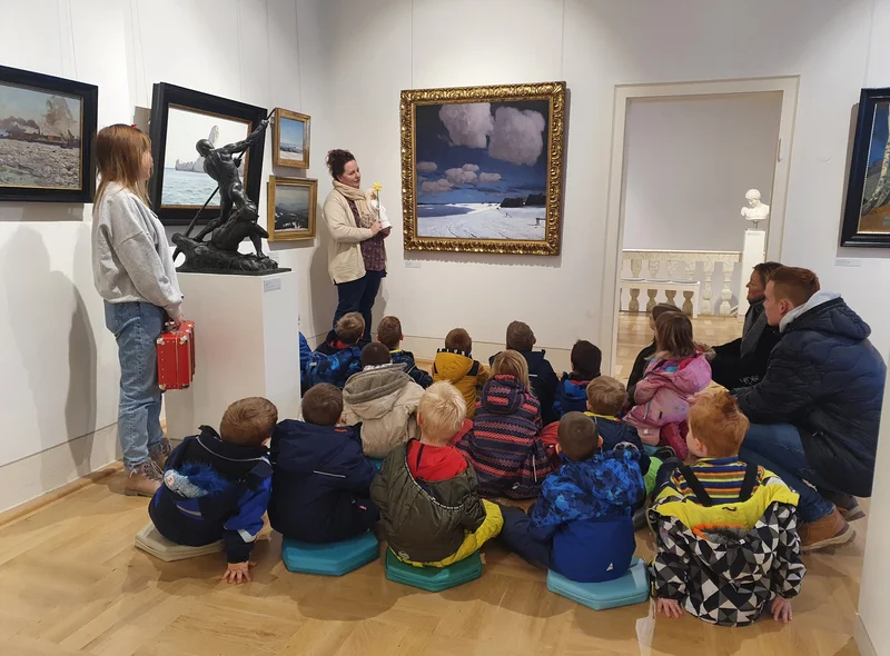 Foto eines Schulklasse in der Kunstgalerie von Schloss Hinterglauchau