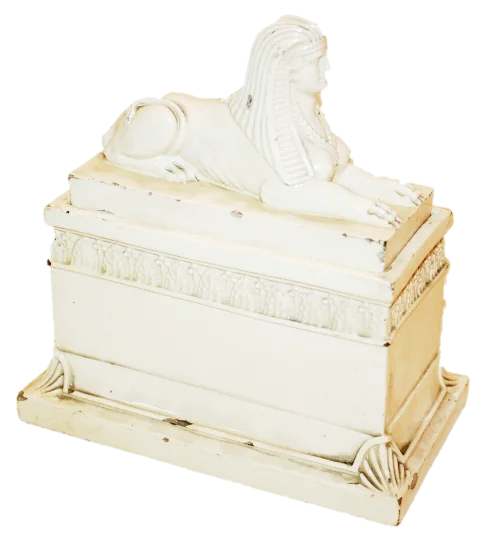 Tintenfass in Form eines klassischen Sargophags, auf dem eine Sphinx liegt