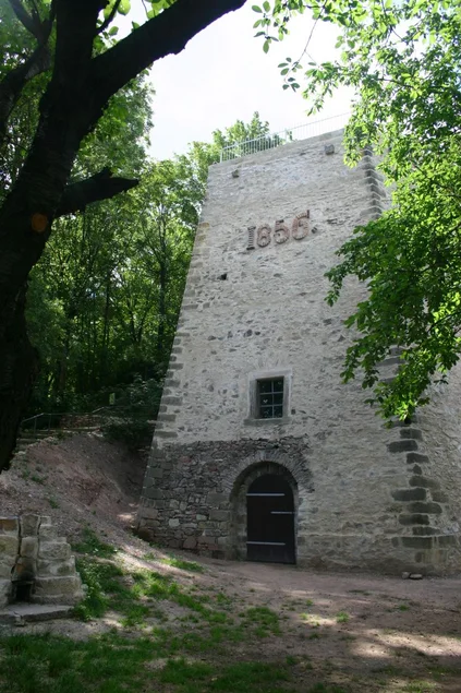 Historischer Kalkofen von 1856 Außenansicht eines turm-artigen Natursteingebäudes