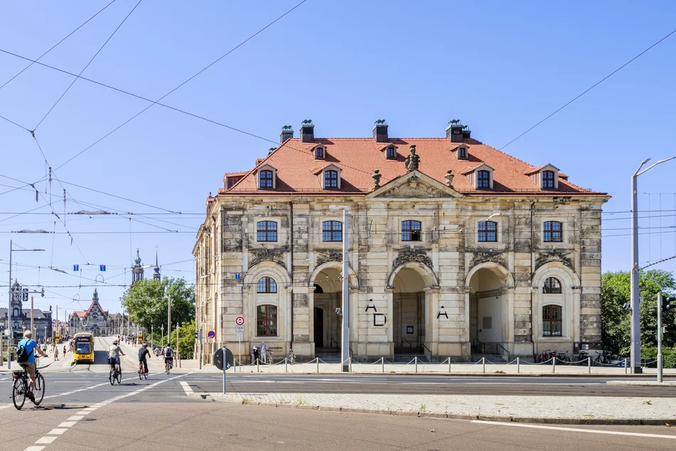Ansicht der Fassade und des Haupteingangs mit einer Loggia des Archivs der Avantgarden Egidio Marzona am Fuße der Dresdener Augustusbrücke