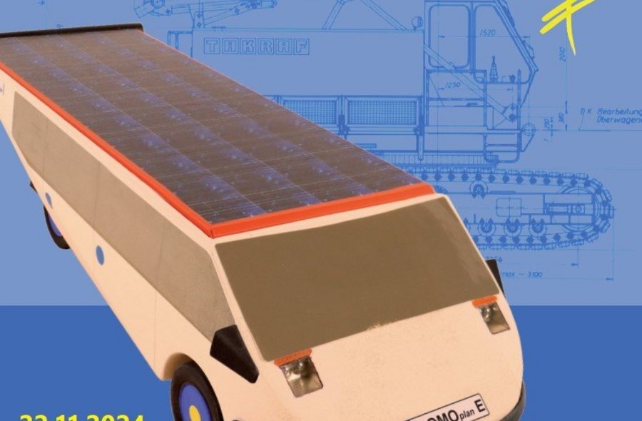Zeichnung eines futuristisch anmutenden Kleinbusses mit Solarzellen auf dem Dach und dem Kennzeichen "SoMo Plan E", im Hintergrund eine technische Zeichnung eines Baufahrzeugs mit dem Schriftzug "TAKRAF"