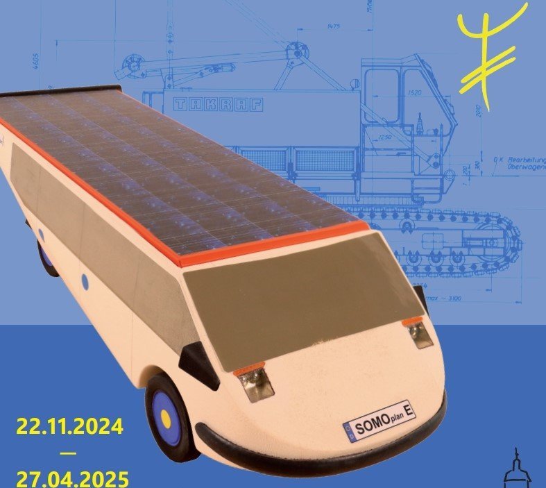 Zeichnung eines futuristisch anmutenden Kleinbusses mit Solarzellen auf dem Dach und dem Kennzeichen "SoMo Plan E", im Hintergrund eine technische Zeichnung eines Baufahrzeugs mit dem Schriftzug "TAKRAF"