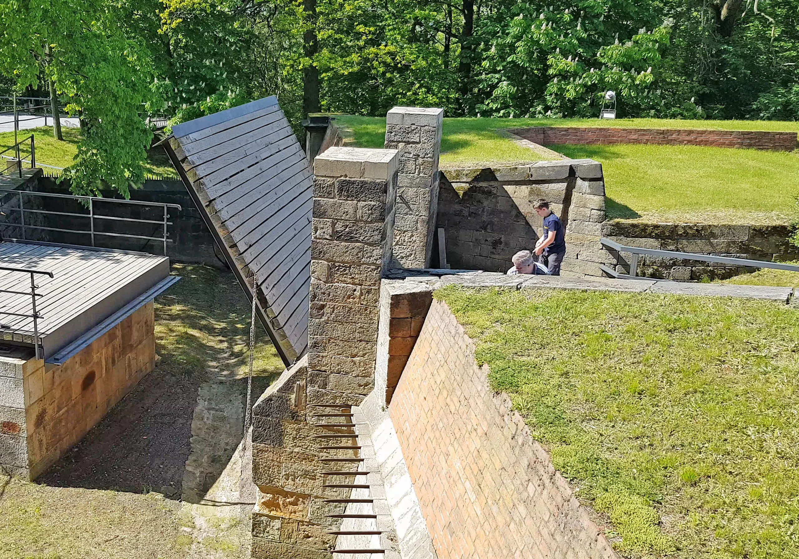 Die Rote Brücke im hochgewippten Zustand Blick auf die Rote Brücke der Festung Königstein in aufgeklapptem Zustand sowie den darunter liegenden Trockengraben