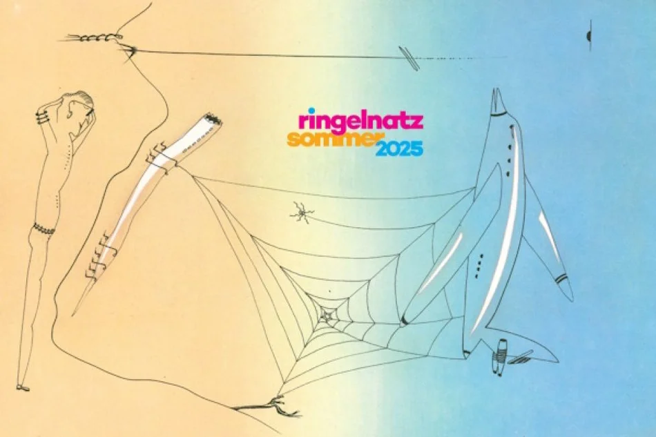 Grafik, in der ein verschiedene Elemente - ein Mensch, Musiknoten, ein Flugzeug und so weiter - durch ein Spinnennetz miteinander verwoben sind. Darüber steht: "Ringelnatz-Sommer 2025".
