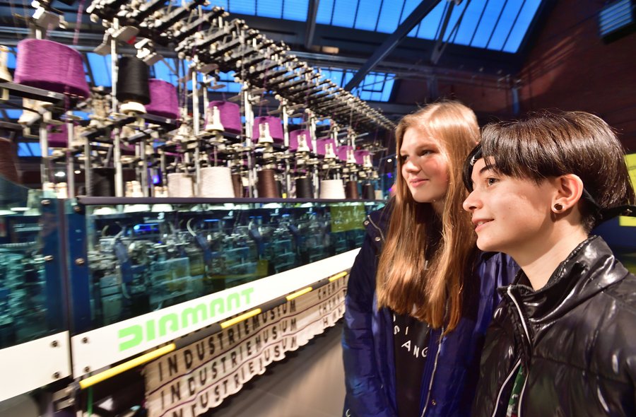 Das Foto zeigt zwei Kinder in der Ausstellung des Industriemuseums Chemnitz.