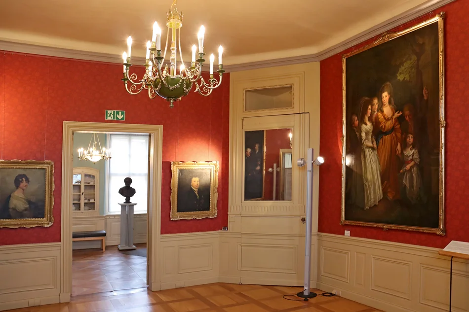 Roter Salon Salon mit roter Wandbespannung und großformatigen Ölgemälden