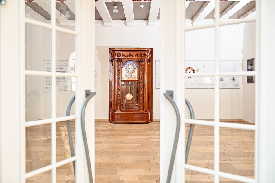 Zu sehen ist der Blick vom Eingang in das Deutschen Uhrenmuseum Glashütte.