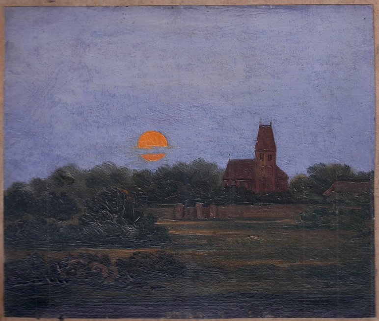 Das ungerahmte Gemälde zeigt einen orangefarbenen Mond, der tief am dämmerigen Himmel neben der Silhouette einer Kirche steht, im Vordergrund liegt dunkel die Landschaft.