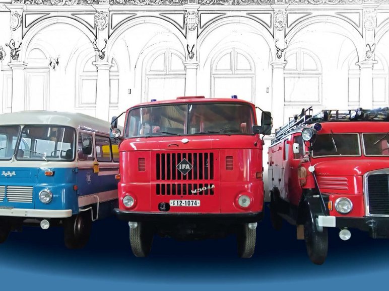 Ein blau-weißer Robur-Reisebus, ein rotes IFA-Lkw und ein rotes Feuerwehrauto stehen parallel zu einander ausgerichtet auf einer Ausstellungsfläche.