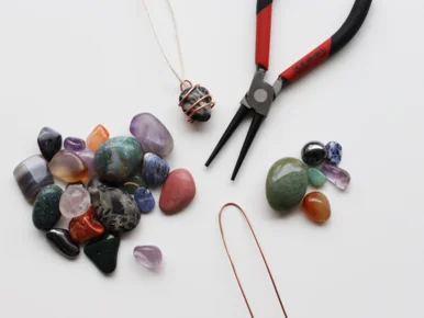 Das Bild zeigt ein Werkzeug neben Edelsteinen.