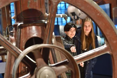 Kinder in der Ausstellung des Industriemuseums Chemnitz Das Foto zeigt zwei Kinder in der Ausstellung des Industriemuseums Chemnitz.