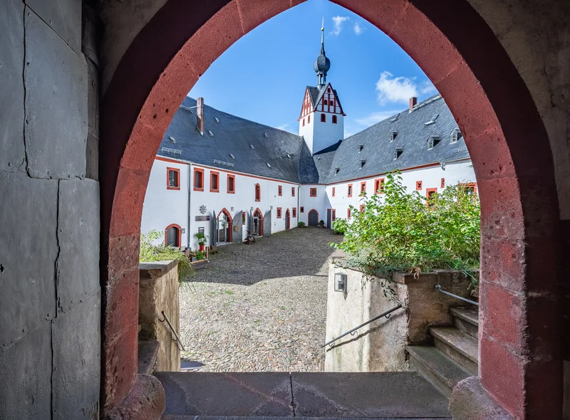 offenes Burgtor, Burghof mit Turm im Hintergrund, sommerliches Wetter
