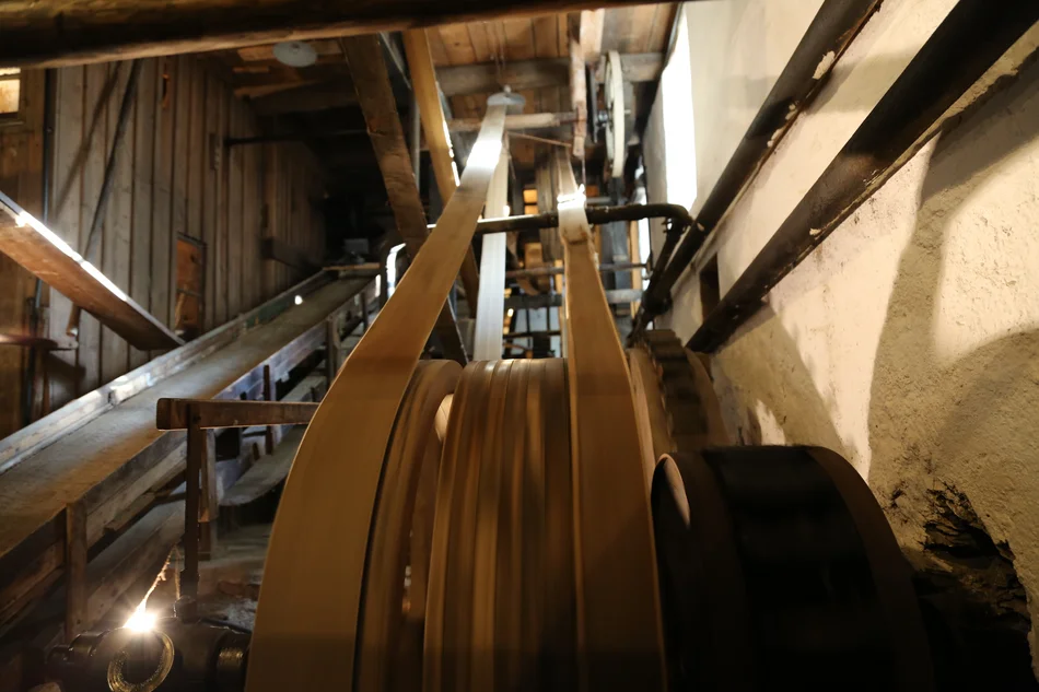 Das Foto zeigt die Transmission der Papiermühle Niederzwönitz.