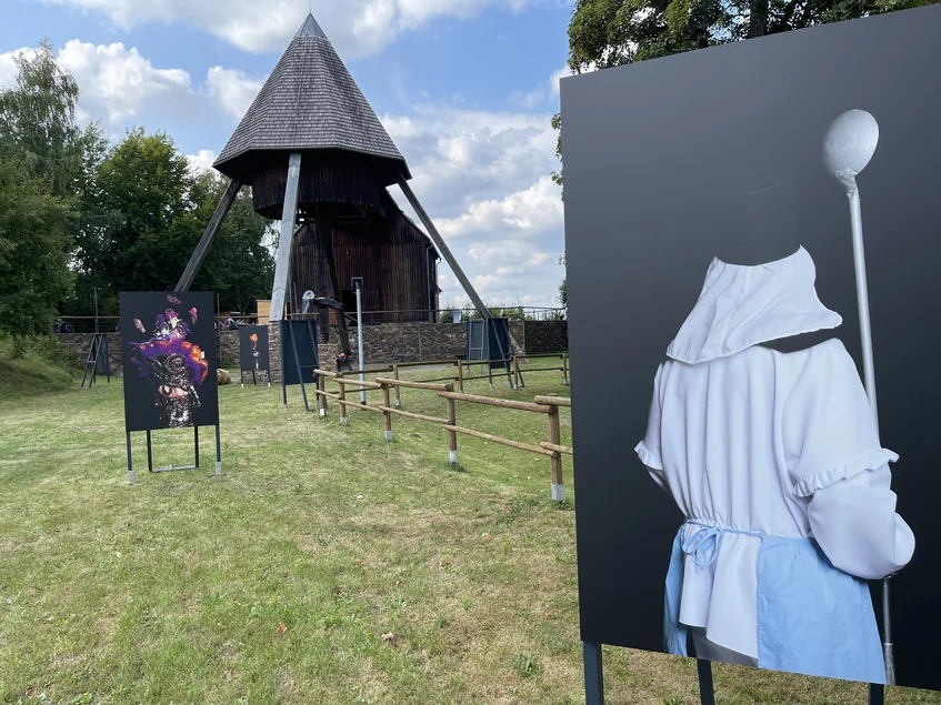 Fotokunst der Düsseldorferin Corina Gertz im erzgebirgischen Lauta Vor dem Pferdegöpel auf dem Rudolphschacht stehen große Tafeln mit Fotografien von Bergmännern in traditionellem Habit.