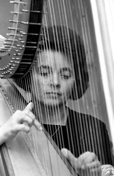 Die Musikerin Jutta Zoff Schwarzweißfoto einer Musikerin, die spielend an einer Harfe sitzt