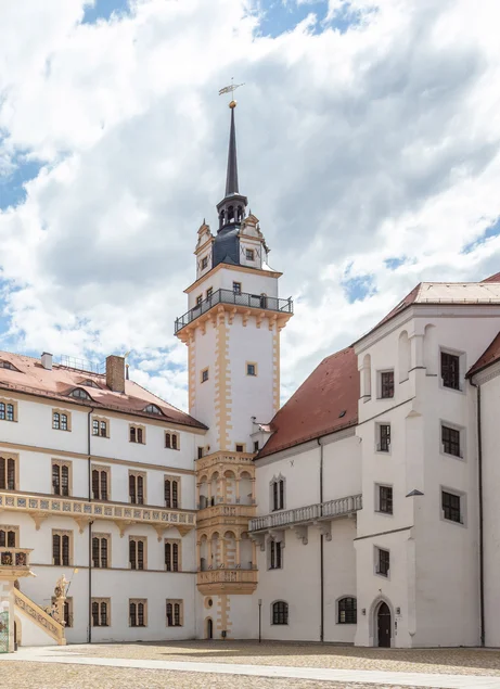 Das Foto zeigt eine Außenansicht des Hausmannsturms von Schloss Hartenfels in Torgau, fotografiert vom Schlosshof aus.