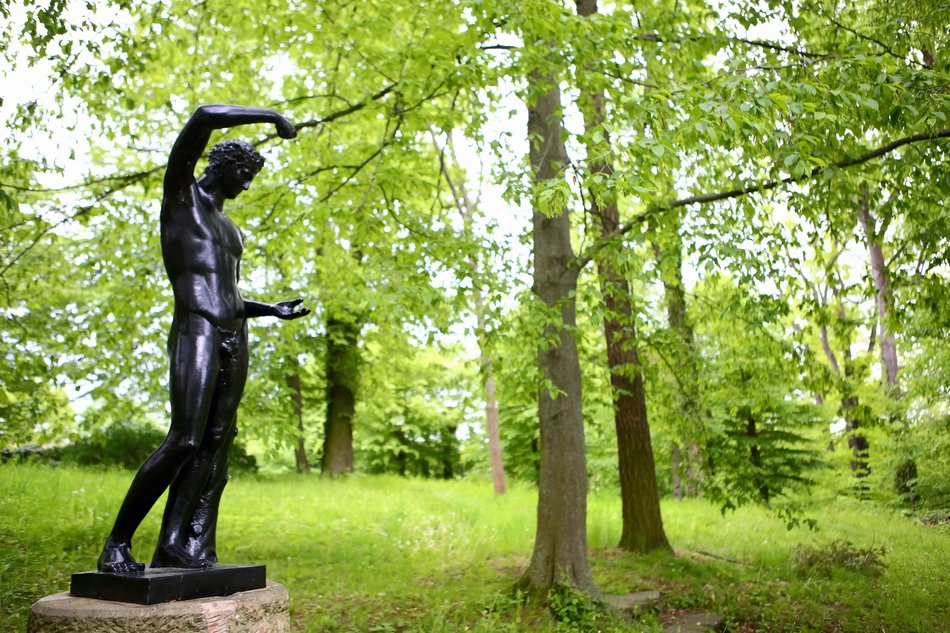 Eisenkunstguss-Figur einschenkender Satyr im Schlosspark