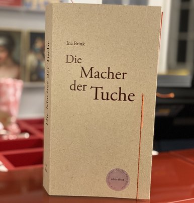 Präsentation des Buches im Museumsshop Schlichte, aber elegante Einbandgestaltung des Buches "Die Macher der Tuche" von Ina Brink