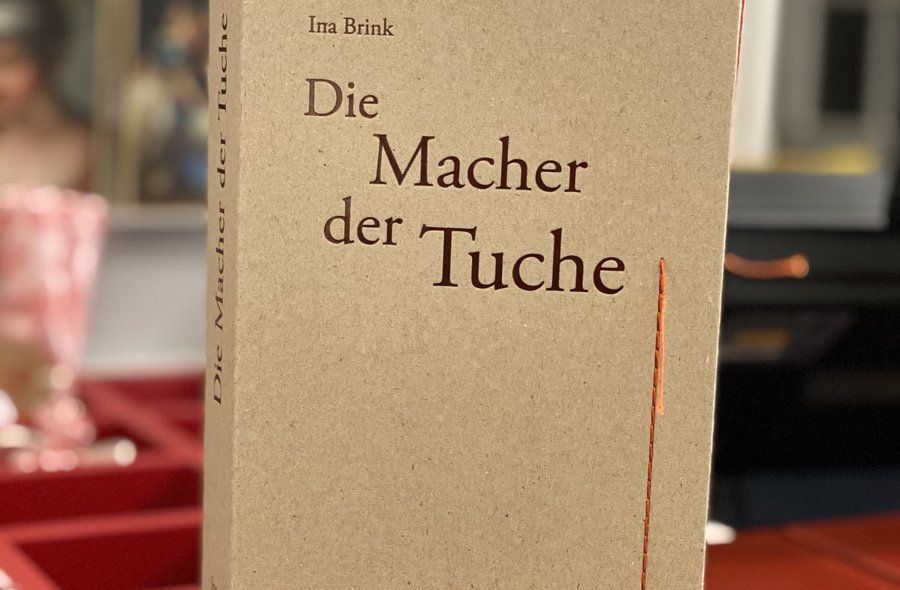 Schlichte, aber elegante Einbandgestaltung des Buches "Die Macher der Tuche" von Ina Brink